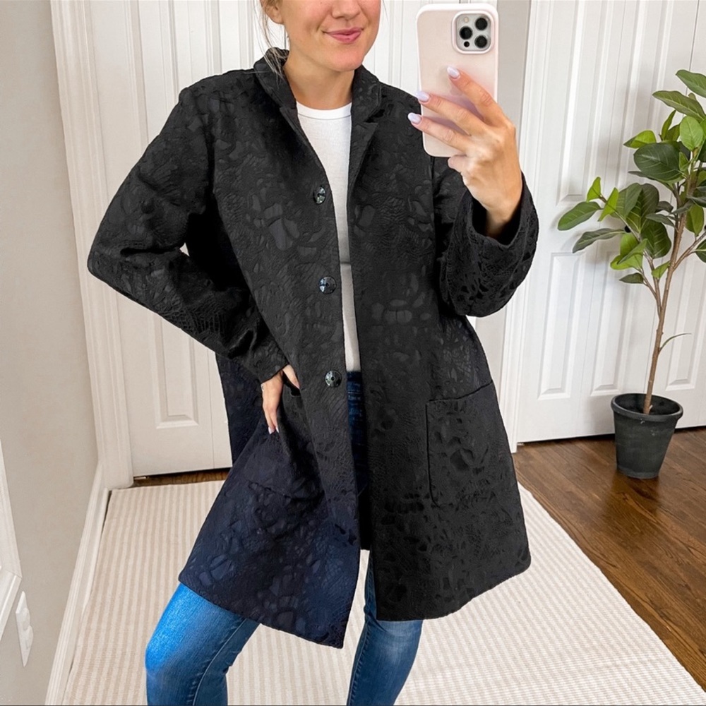 Max Volmary Jacquard TexturedSnapFront Coat in Blk
$398 retail sz:12 Max Volmary